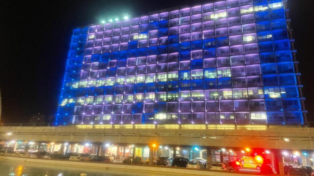 בניין עיריית ת''א מואר בדגל ישראל לאחר הפיגוע בדיזנגוף 