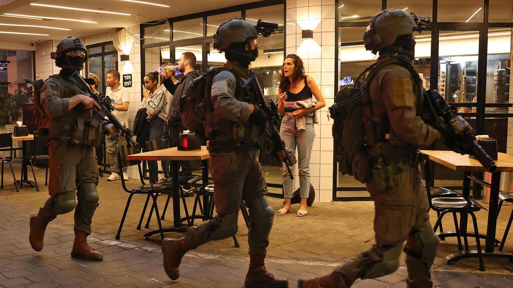 כוחות הביטחון אחרי הפיגוע (צילום: AFP) חיילים בתל אביב
