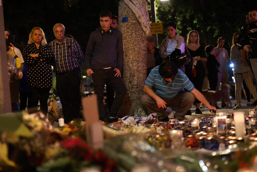 מניחים זרים סמוך לזירת הפיגוע (צילום: טל שחר) אווירה קודרת בברים ברחוב דיזנגוף, תל אביב