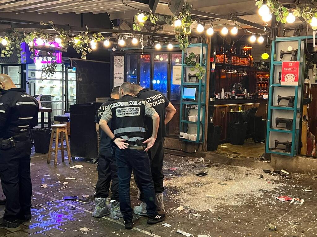 חוקרי משטרה בזירת הפיגוע (צילום: נדב אבס) חוקרי משטרה בזירה