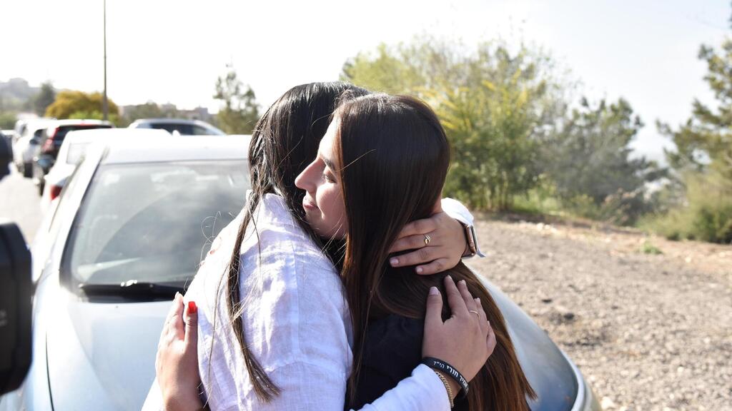 רינאל, אלמנתו של זידאן סייף, עם בת הזוג של אמיר חורי שני ישר (צילום: שרון צור) משפחת סייף מבקרת את משפחת חורי