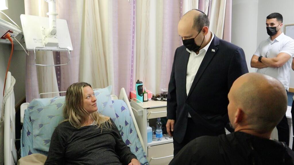 בנט מבקר פצועים באיכילוב נפתלי בנט בביקור הפצועים מהפיגוע בדיזנגוף