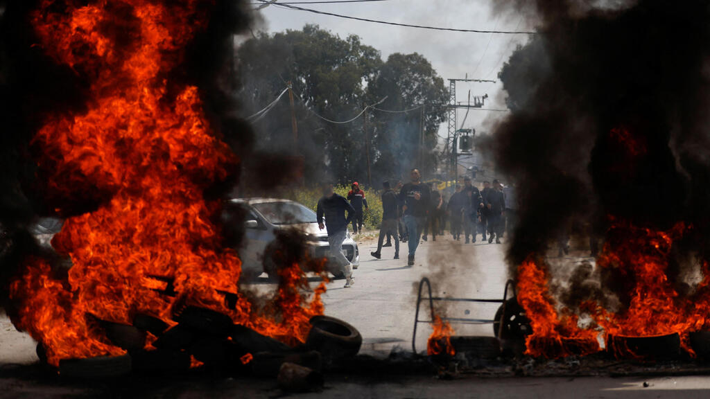 Rioters in Jenin during an IDF arrest operation (Photo: Reuters) מבעירים צמיגים בעקבות פעילות צה"ל בג'נין