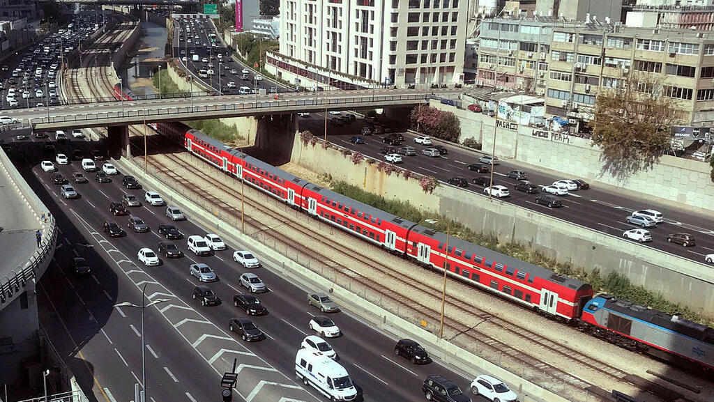 רכבת לצד נתיבי איילון הפקוקים