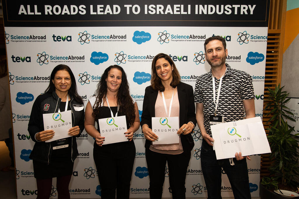 משמאל לימין: ד"ר טל רוה, ד"ר רעות שיינר, ד"ר גלי פיכמן, ד"ר עידן פרומין (צילום: אסף פרדימן) משמאל לימין: ד"ר טל רוה, ד"ר רעות שיינר, ד"ר גלי פיכמן, ד"ר עידן פרומין