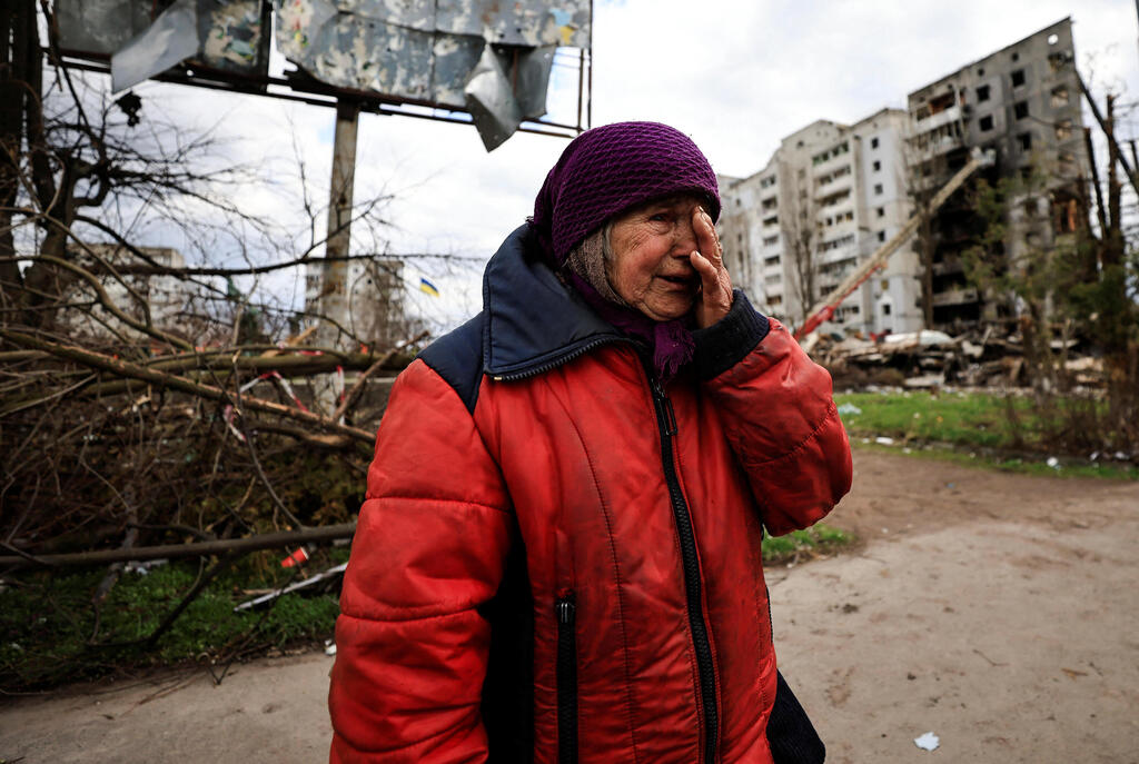 Ukrainian woman crying against homes damaged in Russian shelling in Borodyanka
(Photo: Reuters) בניינים הרוסים בבורודיאנקה