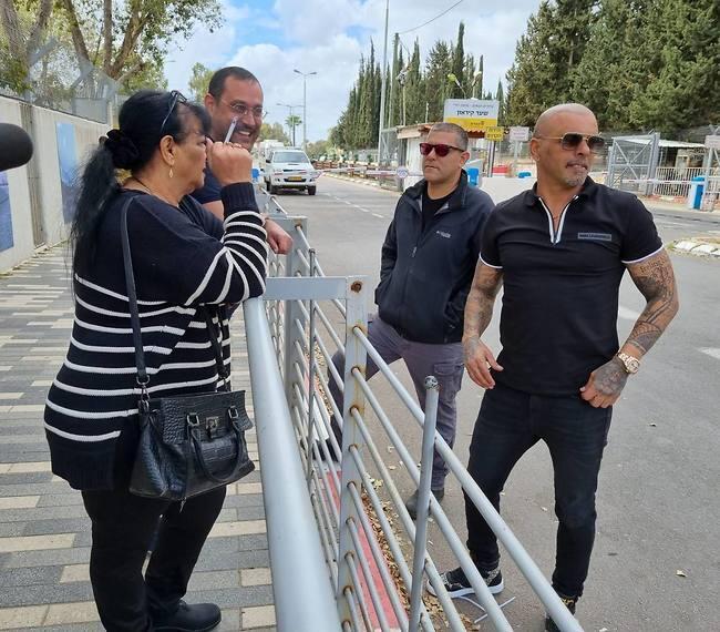 סבתא רונית שלפה סיגריה מהלחץ (צילום: מוטי לבטון) סבתא רונית שלפה סיגריה מהלחץ