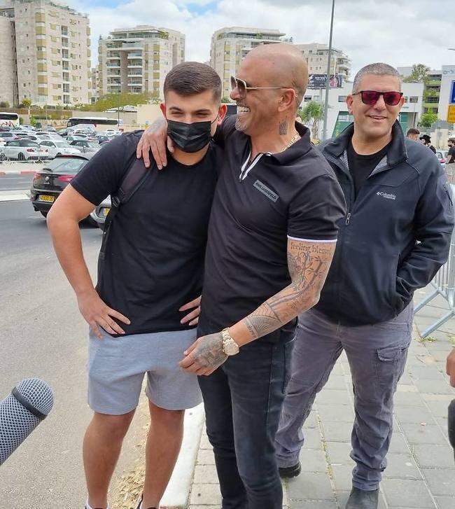המסכה עוזרת נגד ההתרגשות. ליאם ואייל גולן (צילום: מוטי לבטון) המסכה עוזרת נגד ההתרגשות. ליאם ואייל גולן