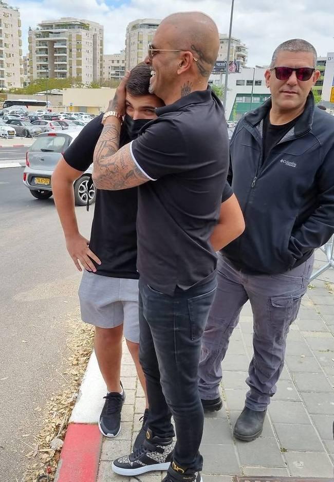 "יהיה טוב, רק אל תתנדב לשום דבר" (צילום: מוטי לבטון) "יהיה טוב, רק אל תתנדב לשום דבר"