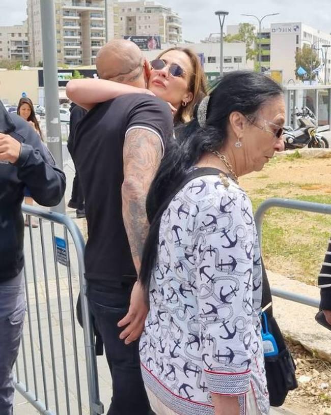 רשמנו לפנינו את החיבוק הזה בין ההורים אייל גולן ואילנית לוי (צילום: מוטי לבטון) רשמנו לפנינו את החיבוק הזה בין ההורים אייל גולן ואילנית לוי