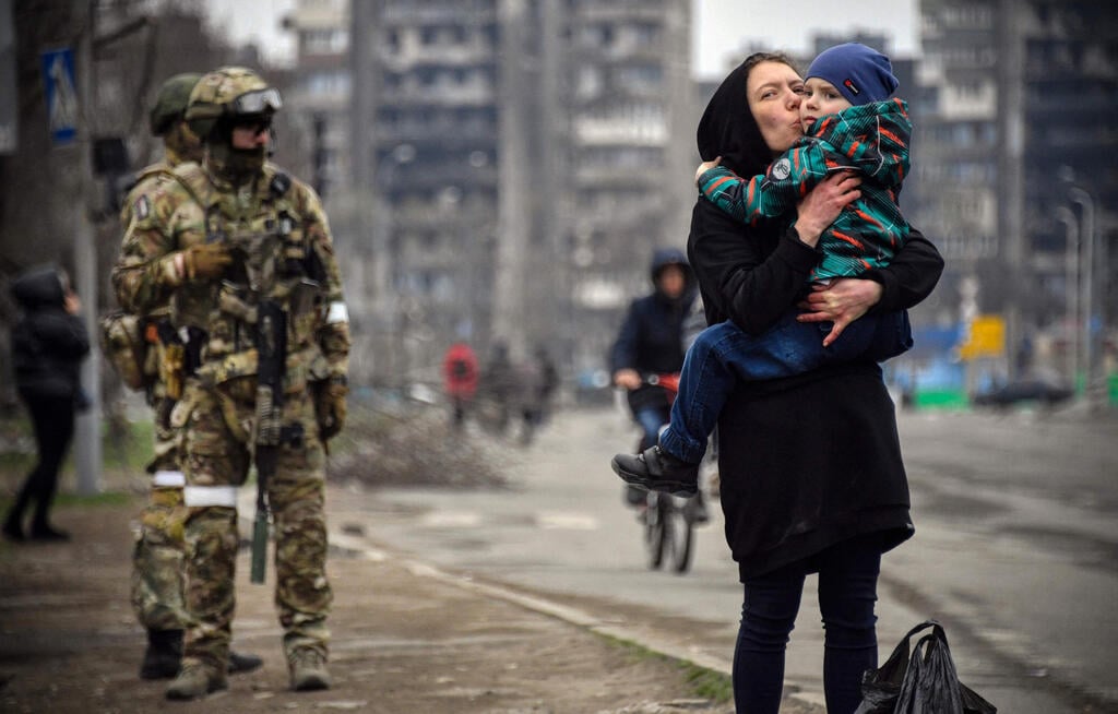 Mariupol'
(Photo: AFP) תושבים ב מריופול שצולמו במהלך סיור שארגן צבא רוסיה בעיר מריופול אוקראינה