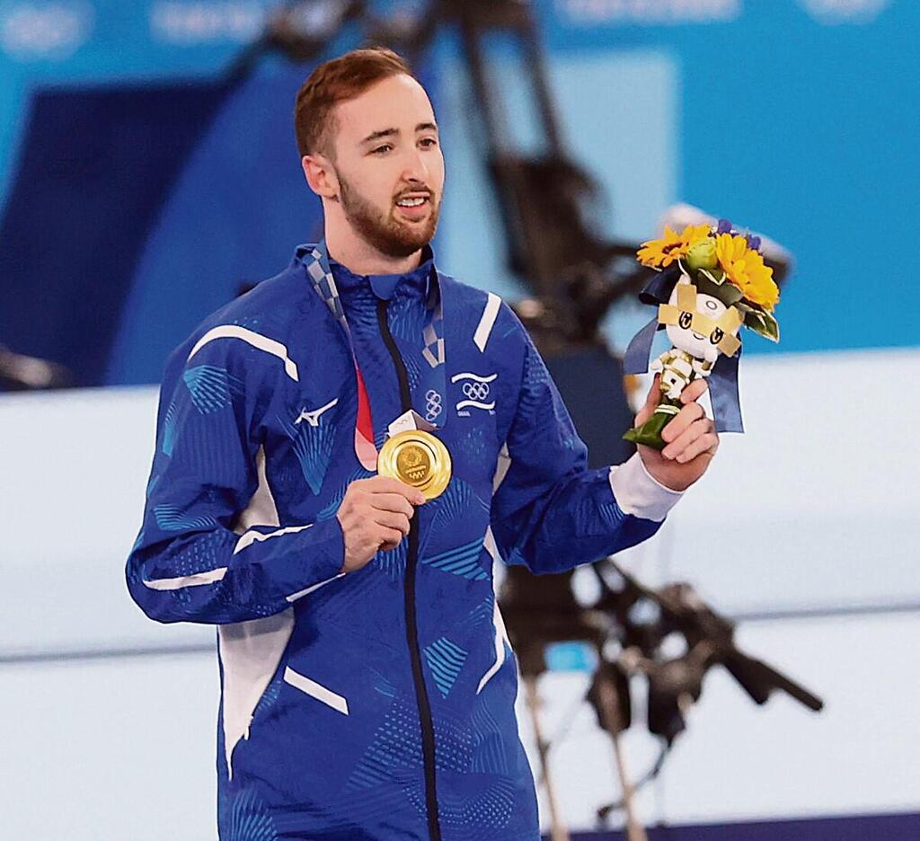 With his gold medal in Tokyo 2020 (Photo: Oren Aharoni) ארטיום דולגופיאט עם מדליית הזהב באולימפיאדת טוקיו 2020