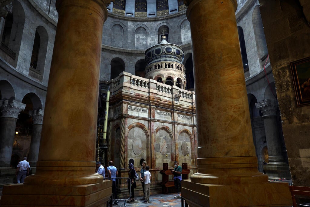 People visit the Church of the Holy Sepulcher in Jerusalem's Old City (Photo: Reuters) People visit the Church of the Holy Sepulchre in Jerusalem's Old City