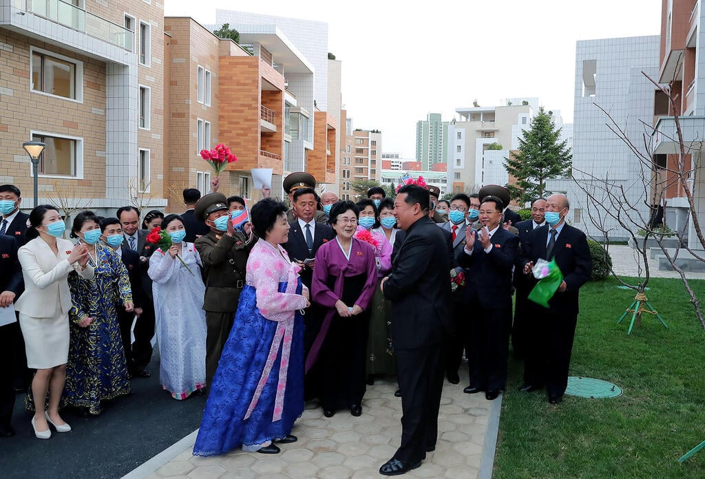 צילום: AFP/KCNA פיונגיאנג צפון קוריאה קים ג'ונג און קנה בית חדש ל מגישת חדשות רי צ'ון הי