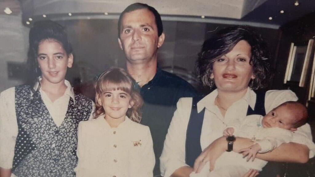 "לא מסוגלת לשאת את הכאב הזה". קורין עם בעלה שמעון וילדיהם (באדיבות המשפחה) שמעון בן אוריה ריאיון אולפן אלמנה קורין בן אוריה מלון פארק נתניה 2002 ליל סדר