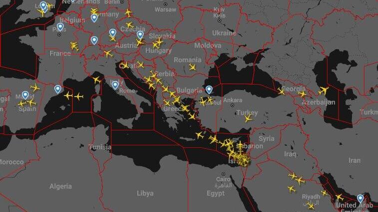 An image showing flights outbound and inbound to Ben Gurion airport, April 14, 2022 (Photo: Flightradar24) כמאה מטוסים טסים אל ומישראל הבוקר. תנועת המטוסים ביום העמוס ביותר בנתב"ג מזה שנתיים וחצי