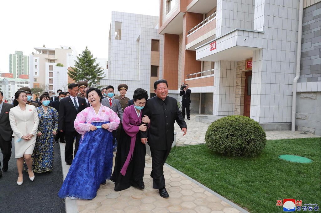 צילום: רויטרס/KCNA פיונגיאנג צפון קוריאה קים ג'ונג און קנה בית חדש ל מגישת חדשות רי צ'ון הי