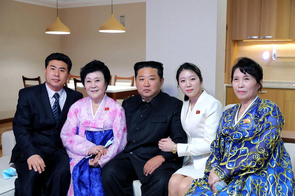 צילום: AFP/KCNA פיונגיאנג צפון קוריאה קים ג'ונג און קנה בית חדש ל מגישת חדשות רי צ'ון הי