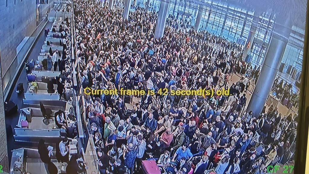 Check-in queues at Ben Gurion Airport two day before the Passover Seder (Photo: Courtesy) וכך התורים בנתב"ג נראים ממצלמות האבטחה