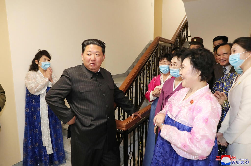 צילום: רויטרס/KCNA פיונגיאנג צפון קוריאה קים ג'ונג און קנה בית חדש ל מגישת חדשות רי צ'ון הי
