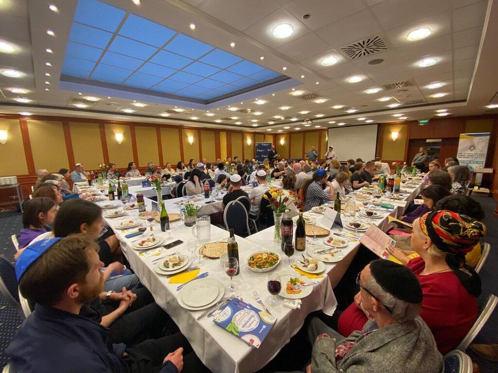  ליל הסדר במרכז הסיוע של הסוכנות היהודית בורשה, פולין