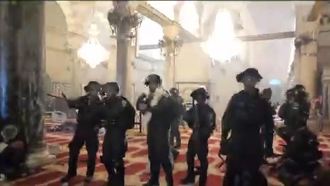 שוטרים בתוך הרחבה שמובילה למסגד אל-אקצא שוטרים במסגד אל אקצה בעקבות העימותים