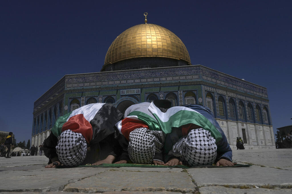 Prayers at the Temple Mount (Photo: AP) מתפללים בהר הבית