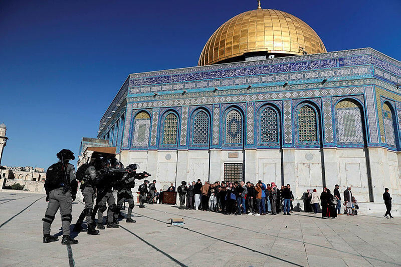 Riots in the Temple Mount (Photo: Reuters) התפרעויות בהר הבית