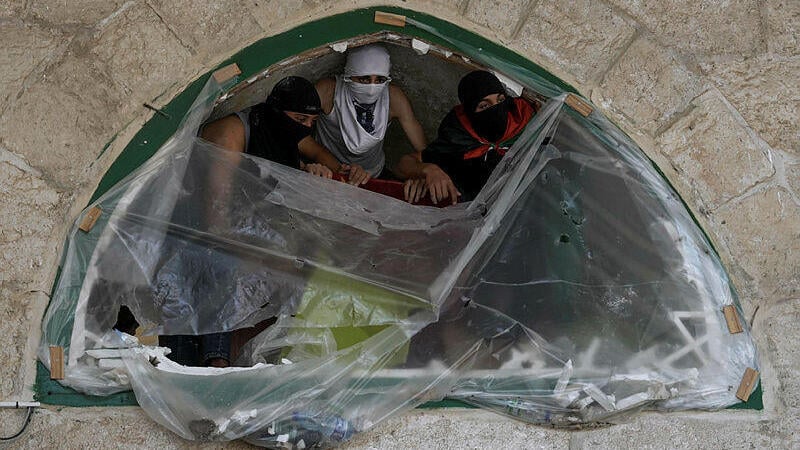Palestinian rioters barricaded on the Temple Mount (Photo: AP) התפרעויות בהר הבית