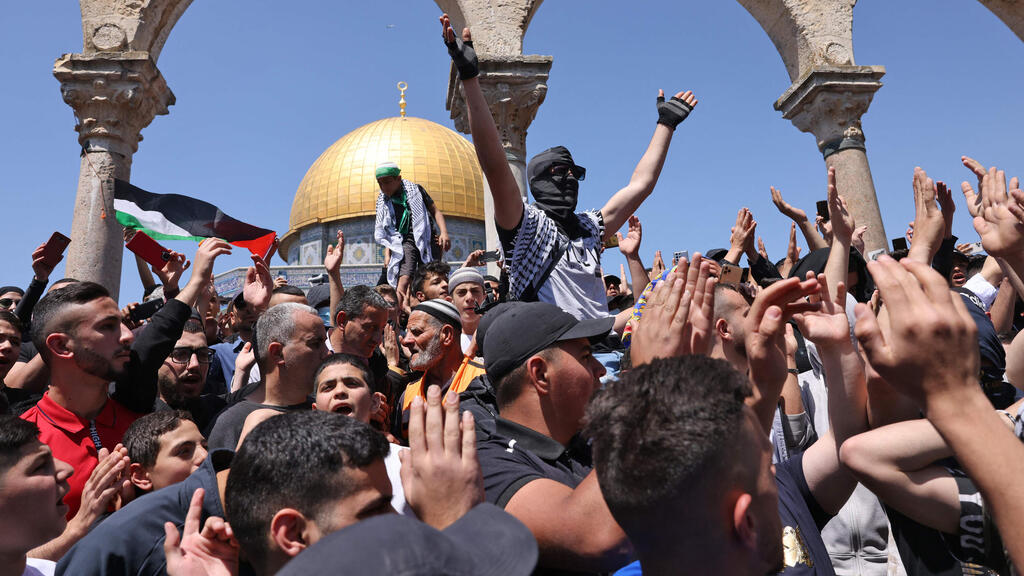 Palestinians protest on Temple Mount last week (Photo: AFP) פלסטינים מסירים שלט של משטרה ישראל מהר הבית