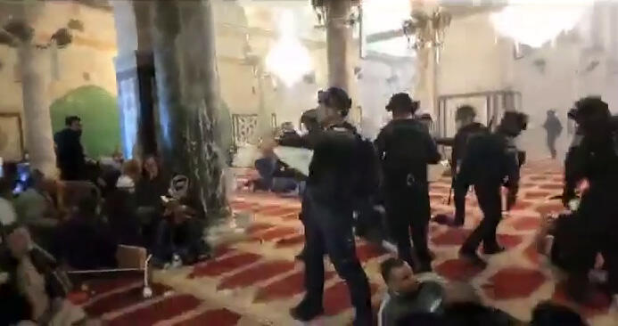 שוטרים במסגד אל אקצה בעקבות העימותים