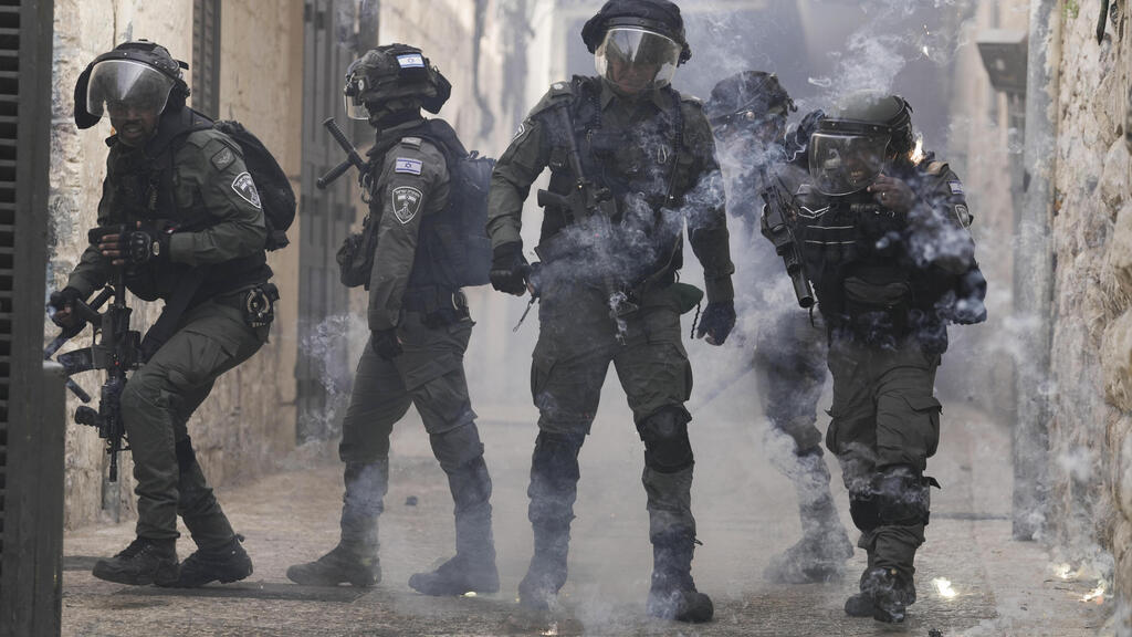 Israeli forces during clashes in Jerusalem (Photo: AP) עימותים בירושלים