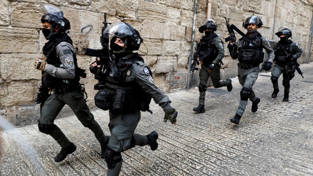 Police troops in the Old City of Jerusalem on Sunday (Photo: Reuters) שוטרים בעיר העתיקה