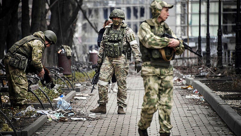 Russian forces in Mariupol (Photo: AFP) חיילים של צבא רוסיה ב מריופול אוקראינה
