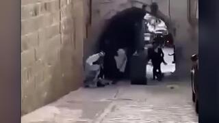 תיעוד: פלסטינים מכים מתפללים בדרכם לכותל המערבי 