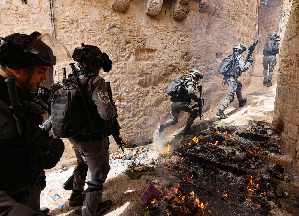 Police forces in the Old City of Jerusalem during riots (Photo: AFP) שוטרים בעיר העתיקה