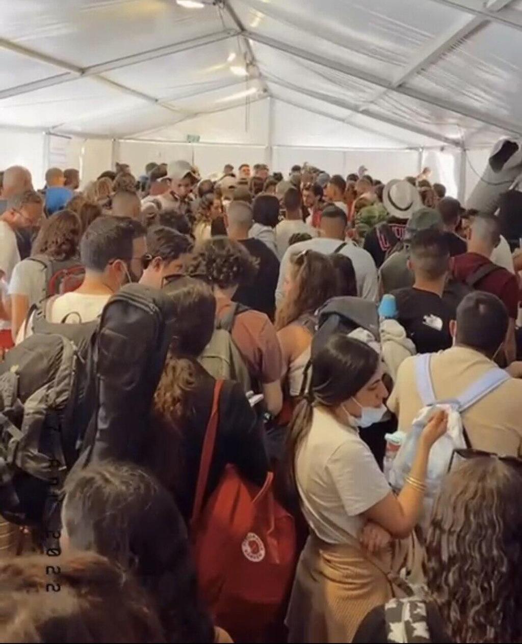 תורים ארוכים במסוף טאבה (צילום: עומר עמוס זנקו) תורים במסוף טאבה