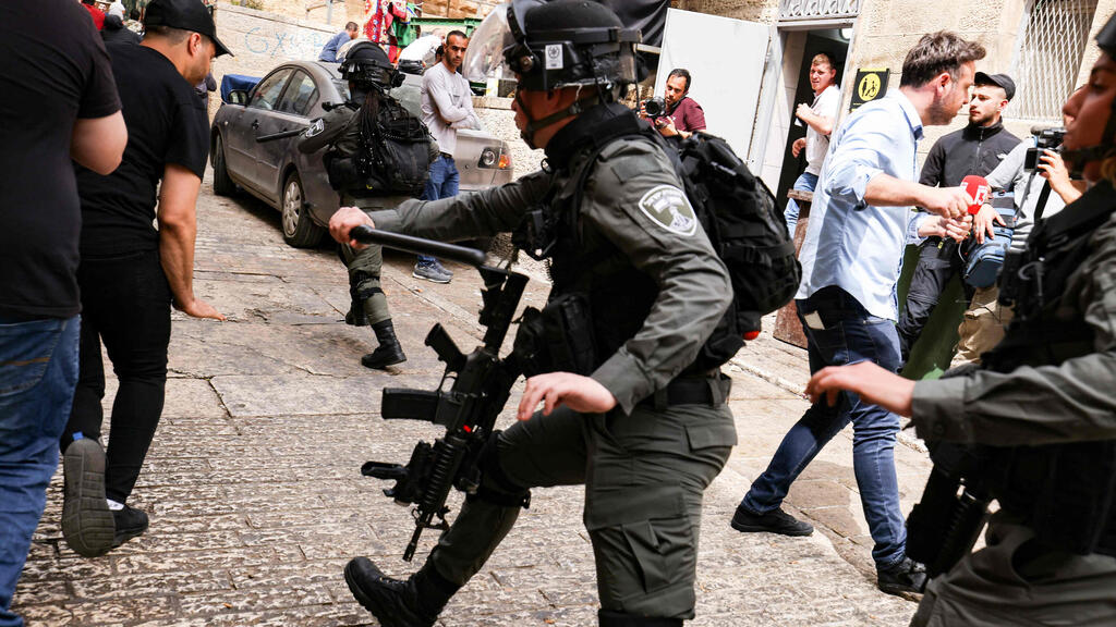 Clashes in Jerusalem between Israeli police and Palestinian rioters (Photo: AFP) עימותים בירושלים