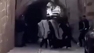 תיעוד: פלסטינים מכים מתפללים בדרכם לכותל המערבי 