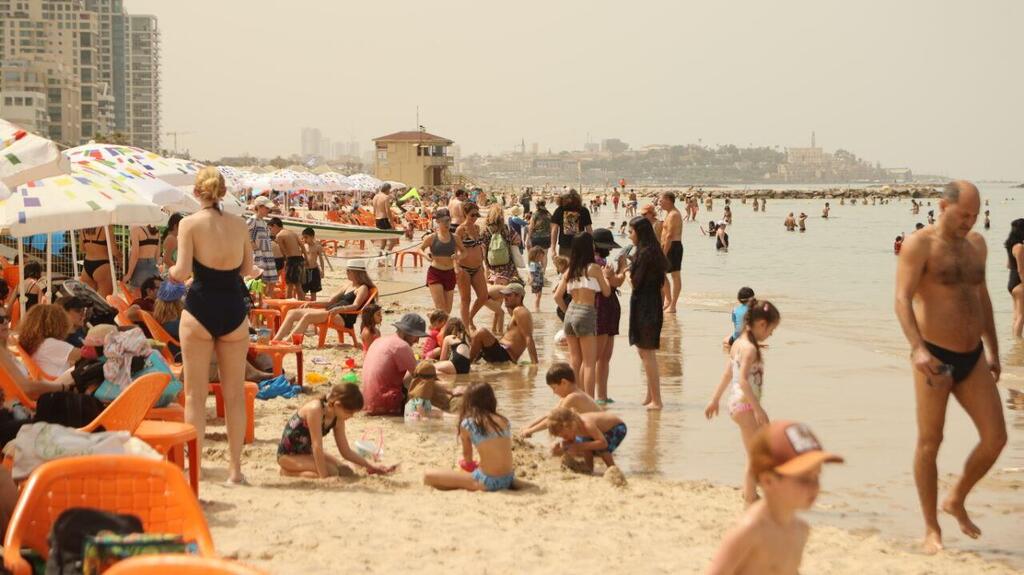 היום יהיה חם ושרבי. חוף הים בתל אביב (צילום: מוטי קמחי) חוף הים בתל אביב
