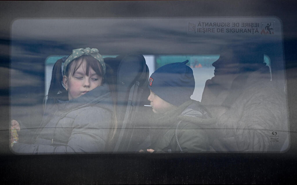 הפליטים בגבול הרומני (צילום: AFP) פליט פליטה מ אוקראינה בגבול עם רומניה מלחמה עם רוסיה