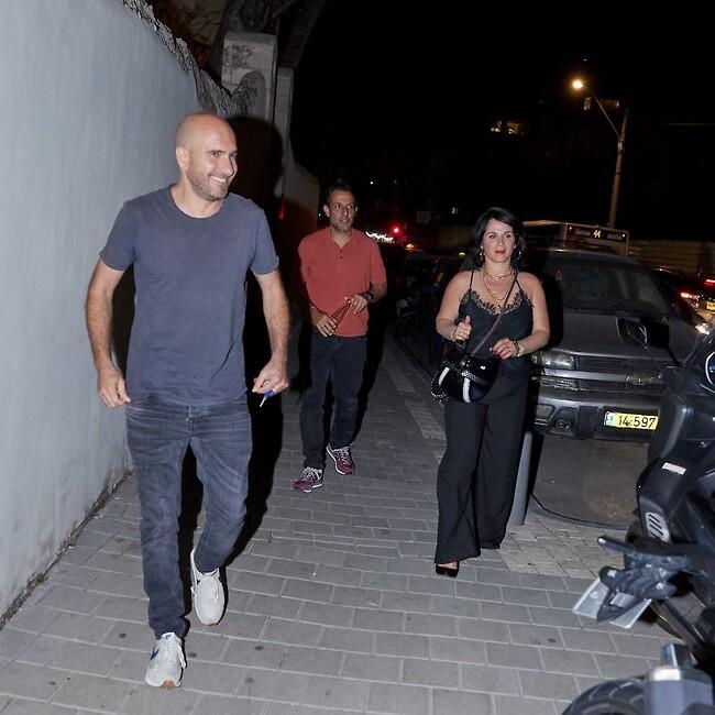 כנראה שמדובר במסיבה ממש שווה אם הצליחו להוציא את אסי כהן מהבית, וכן זו רותם אבוהב ובעלה מאחור