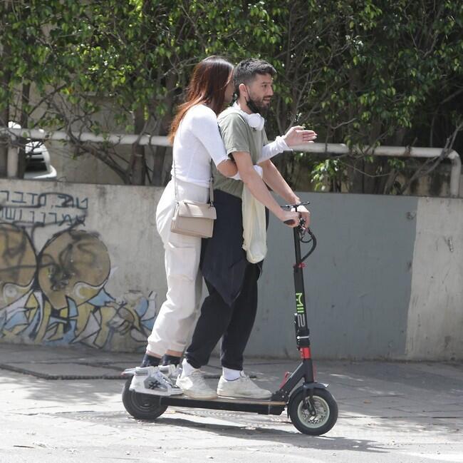 רוכבים אל השקיעה (צילום: מוטי לבטון ) רוכבים אל השקיעה