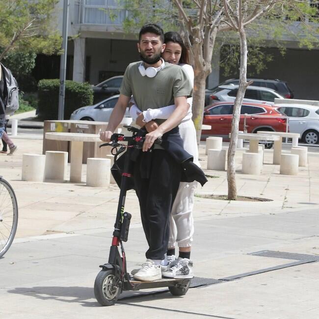 פפראצי זוגי. יהודה יצחקוב ואלמוג חדד (צילום: מוטי לבטון ) פפראצי זוגי. יהודה יצחקוב ואלמוג חדד