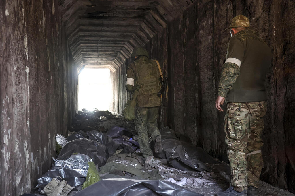 Ukraine separatists in Mariupol with bodies of Ukrainian soldiers at a steel factory after it was bombed (Photo: AP) Ukraine separatists in Mariupol with bodies of Ukrainian soldiers at a steel factory after it was bombed