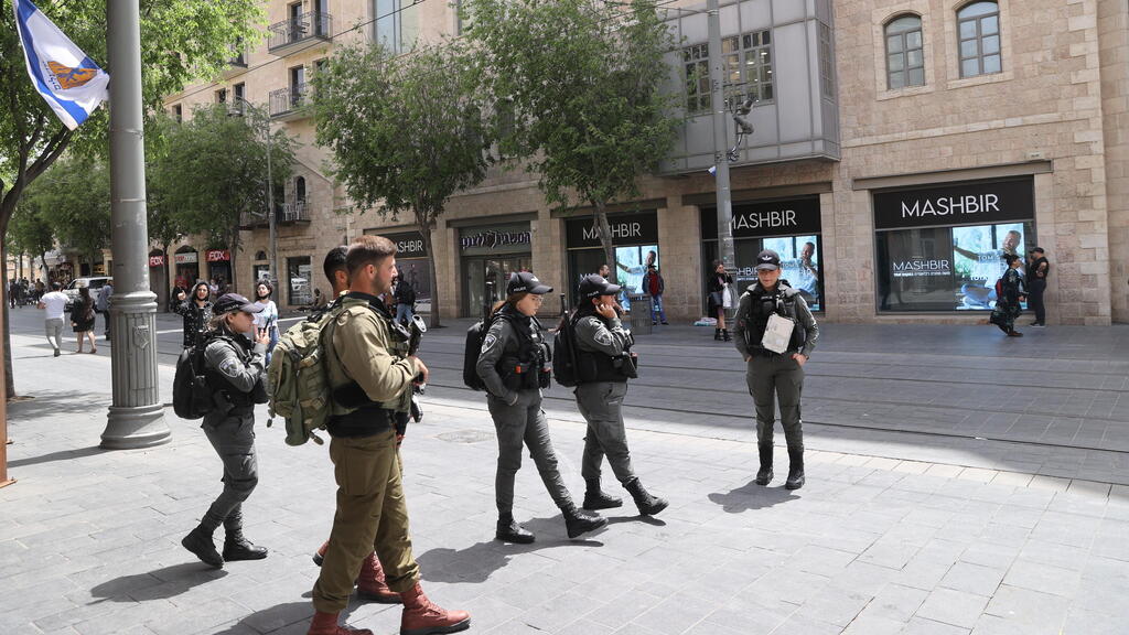 Forces deployed across Jerusalem ahead of Jewish ultranationalist flag-waving march (Photo: Alex Kolomoisky) אבוחה בירושלים