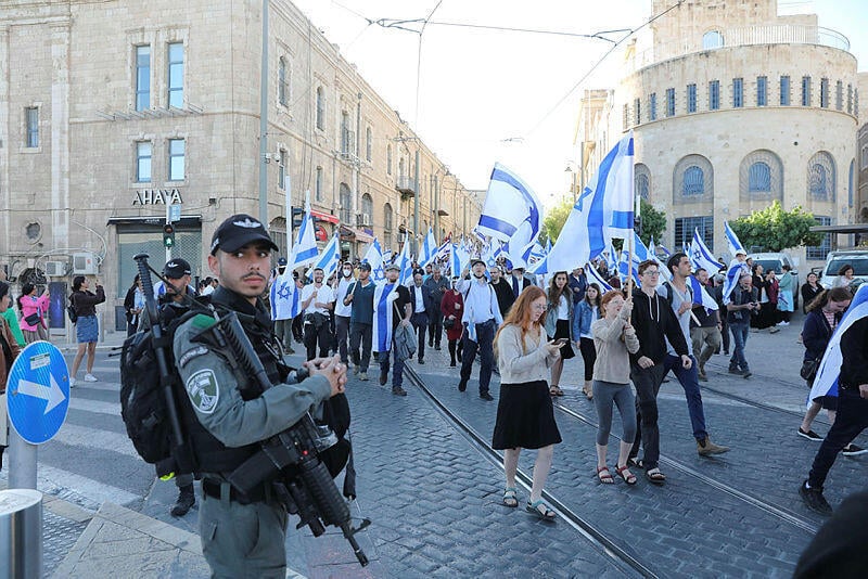 Annual flag march through Jerusalem's Old City (Photo: EPA) מצעד הדגלים בירושלים יוצא לדרך