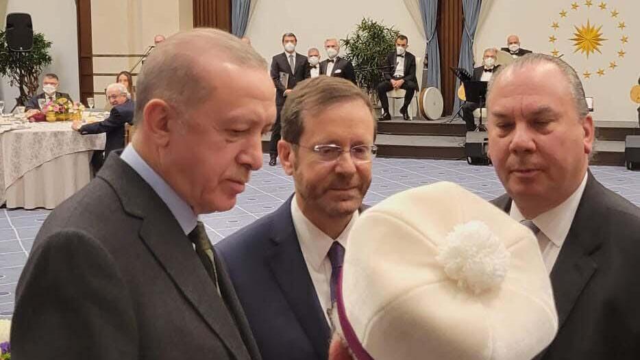 הרב שנייר עם נשיא המדינה הרצוג ונשיא טורקיה ארדואן. "גינוי מתון מאוד" הרב שנייר והנשיא הרצוג