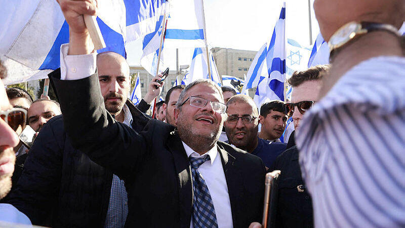 בן גביר במצעד. האשים את בנט: "דיקטטור" (צילום: AFP) איתמר בן גביר בצעדת הדגלים