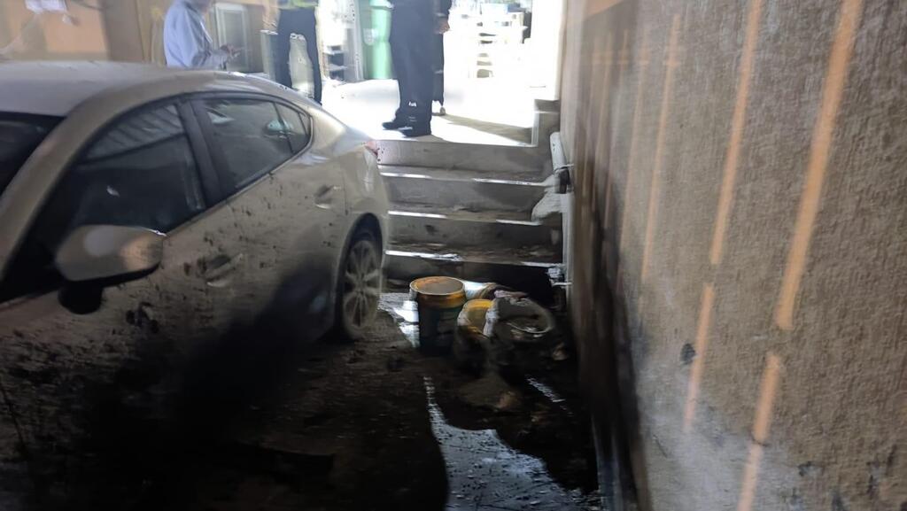 A car damaged by rocket fire from Gaza in Sderot on Wednesday (Photo: Kol Barama) הנזק כתוצאה מירי הרקטה לעיר